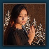 Anja Bender- Gesichter Myanmars - betendes Mädchen