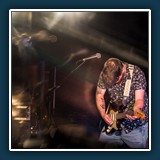 Andreas Skrenty - In Concert 
  Olympus E-M10Mark II, SIGMA 56mm F1.4 DC DNC 018 
  1/250 sec., f2, ISO 1000, -2 EV, 56 mm   (35 mm Äquivalent ~ 112 mm)