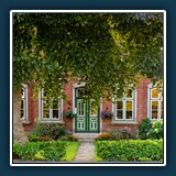 Thomas  Seethaler - Eingang 
  Panasonic DC-G9, LUMIX G VARIO 35-100/F2.8 
  1/25 sec., f 6,3 ISO 400  Brennweite 49 mm (35 mm Äquivalent ~ 98 mm)