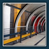 Rosi Flury - Centre Pompidou 
  Sony Alpha 37, DT 18-135mm F3.5-5.6 SAM 
  1/100 sec., f 5, ISO 100, Brennweite 20 mm (35 mm Äquivalent ~ 30 mm)