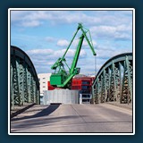 Thomas  Seethaler -  Über die Brücke
  Panasonic DC-G9, LEICA DG 12-60/F2.8-4.0 
  1/800 sec., f 8, ISO 100, Brennweite 32 mm (35 mm Äquivalent ~ 64 mm)