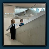 Erik Lüddecke - Im mudac in Lausanne 
  iPhone 12 Pro, back triple camera 6mm f/2 
  1/82 sec., f 2, ISO 160, Brennweite 6 mm (35 mm Äquivalent ~ 57 mm)