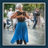 Hans Kirsch - Tangofieber 
  NIKON D80, 28.0-80.0 mm f/3.3-5.6 
  1/60 sec., f 8, ISO 800, -0,33 EV, Brennweite 28 mm (35 mm Äquivalent 42 mm)