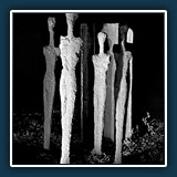 Alfred Schneider - Stumme Beobachter
  Apple iPhone 13, 5.1mm f/1.6
  1/33 sec., f 1.6, ISO 400,  Brennweite 5.1 mm (35 mm Äquivalent ~ 57 mm)